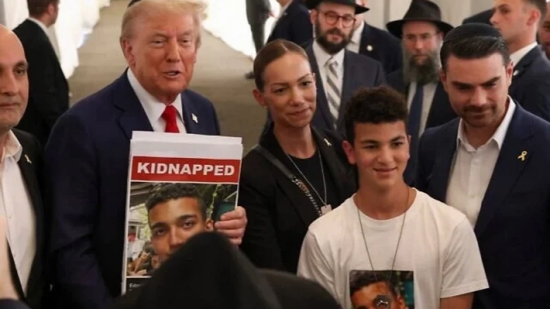 נשיא ארה"ב דונלד טראמפ עם בני משפחתו של אדן אלכסנדר, חטוף המוחזק בידי חמאס, לאחר שביקר בקברו של הרב מנחם מנדל שניאורסון, ב-7 באוקטובר 2024, בניו יורק.